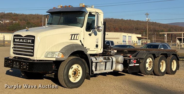 2019 Mack GR64B roll-off container truck - DM1886