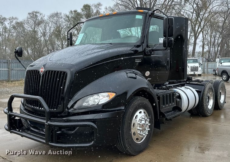 2019 International RH613 semi truck - DN0854