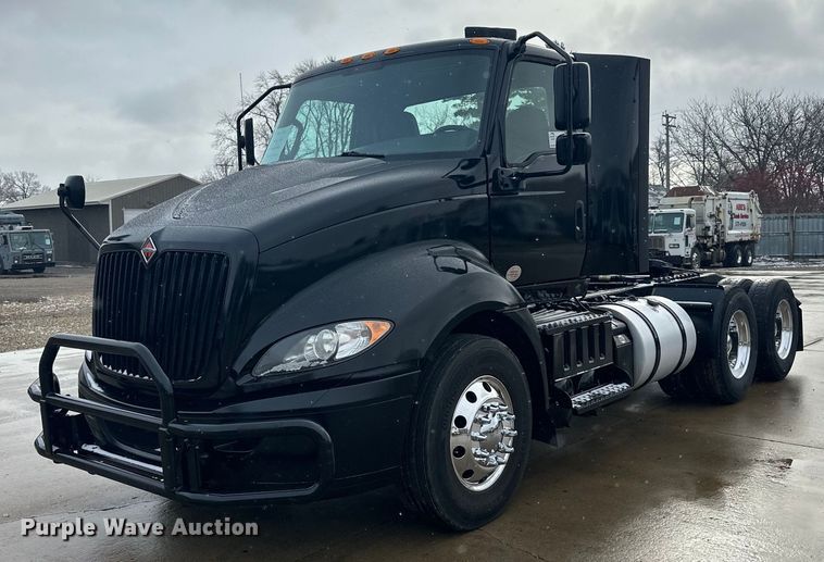 2018 International  RH613 semi truck - DN0855