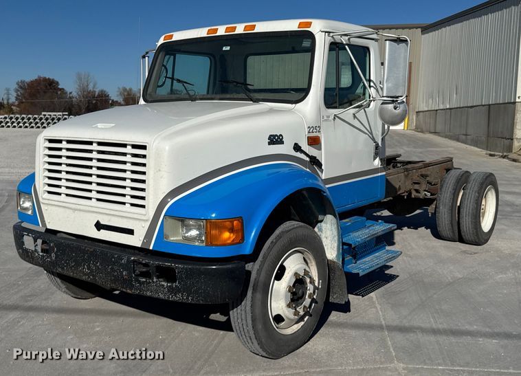 2002 International 4700 truck cab and chassis - DO0009