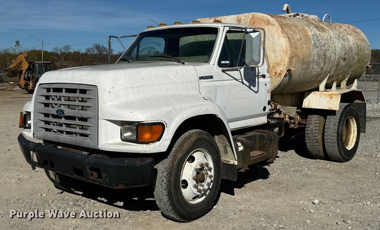 1998 Ford F800 water truck - DO0522