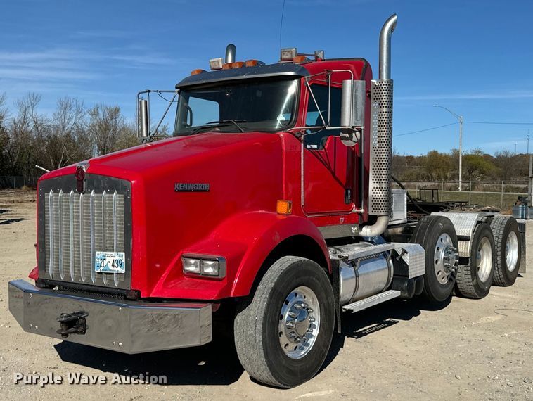 2013 Kenworth T800 semi truck - DO0523