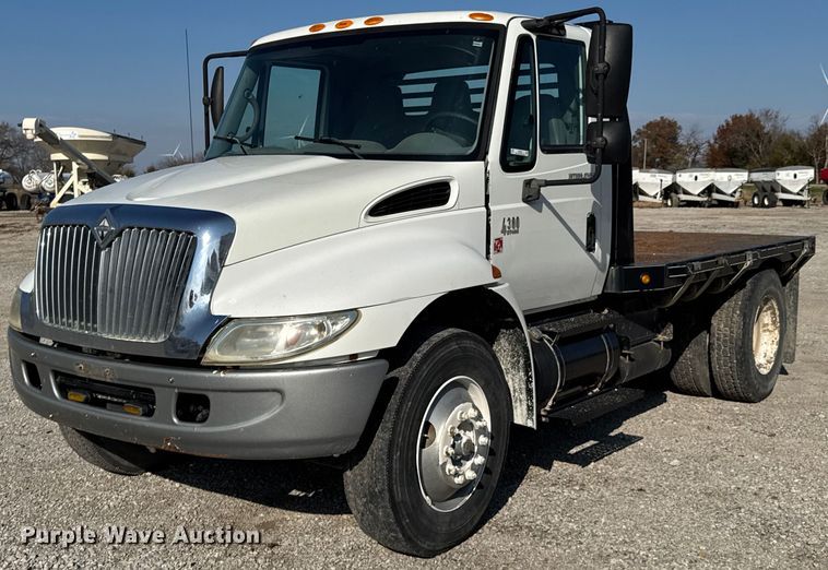 2007 International 4300 flatbed truck - DO0534