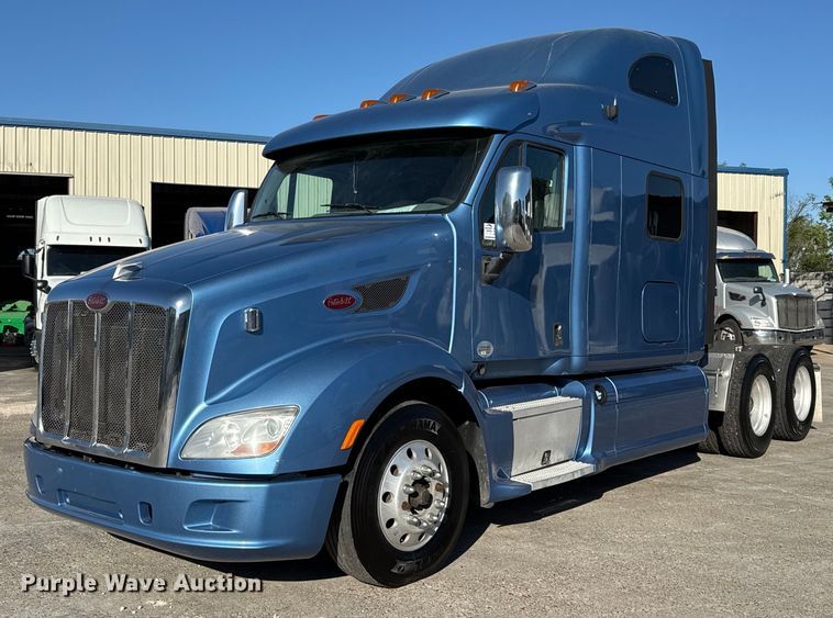 2016 Peterbilt 587 semi truck - DO2572