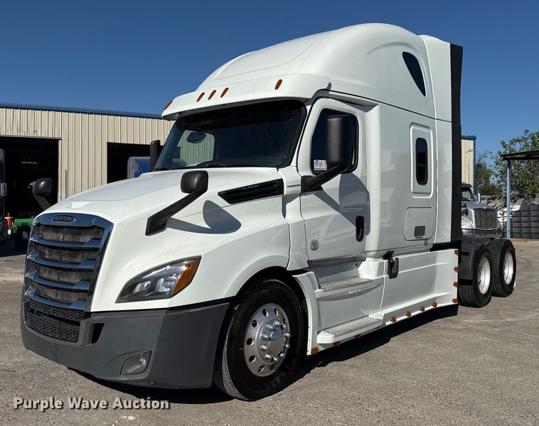 2019 Freightliner Cascadia semi truck - DO2573