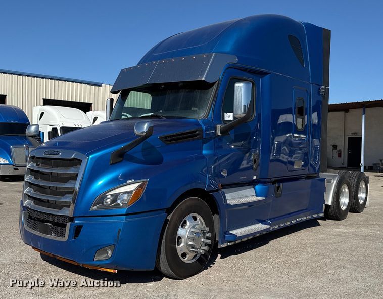 2018 Freightliner Cascadia semi truck - DO2575