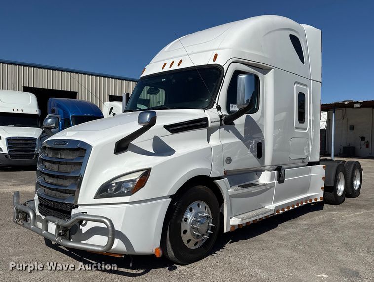 2018 Freightliner Cascadia semi truck - DO2576