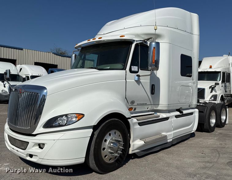 2017 International Prostar Plus 122 semi truck - DO2581