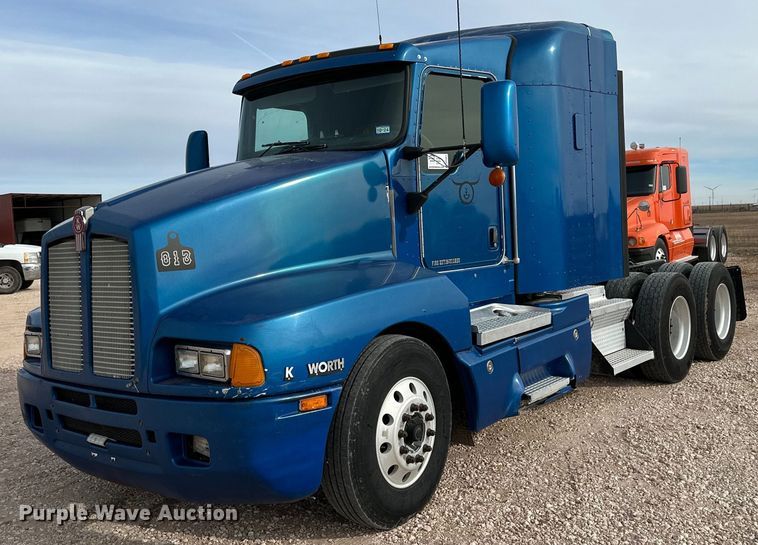 2005 Kenworth T600 semi truck - DP6062