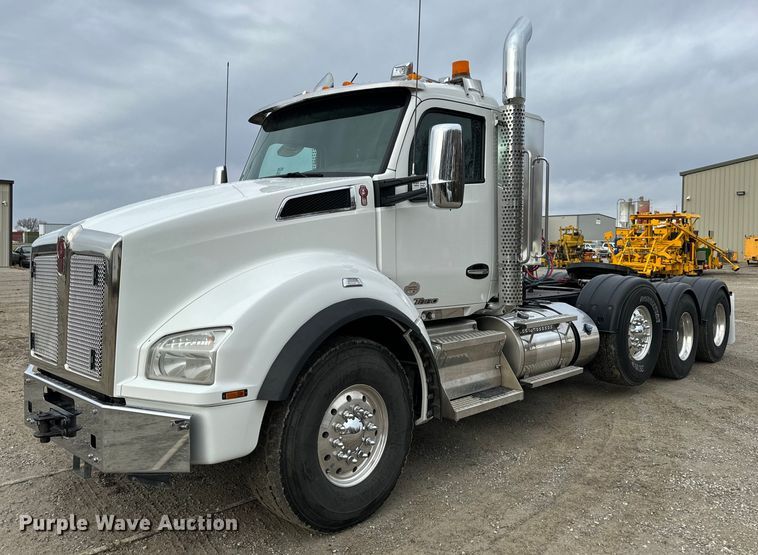 2020 Kenworth T880 semi truck - DP6817