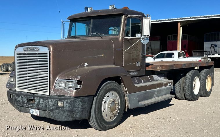 1993 Freightliner FLD flatbed truck - DQ3185