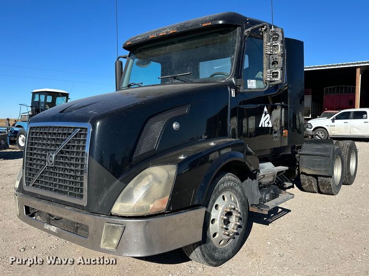 2006 Volvo VNL semi truck - DQ3188