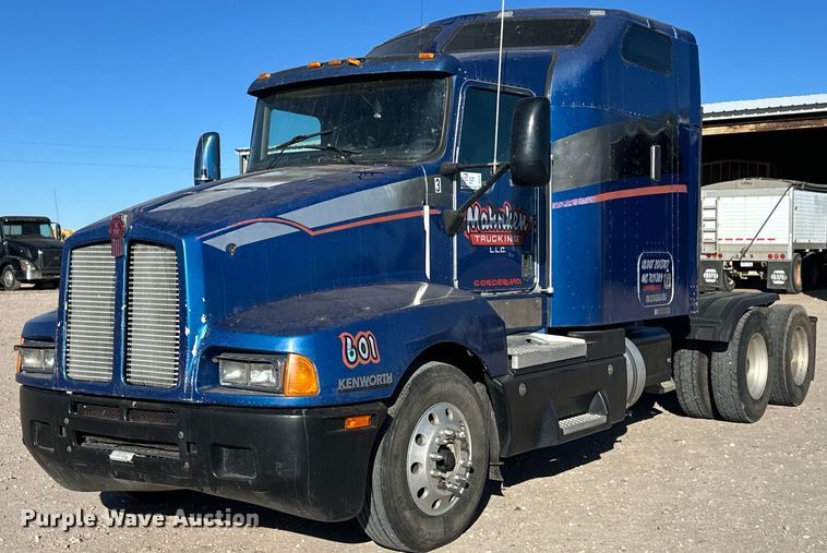 2006 Kenworth T600 semi truck - DQ3191