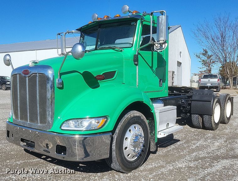 2013 Peterbilt 384 semi truck - DQ3760
