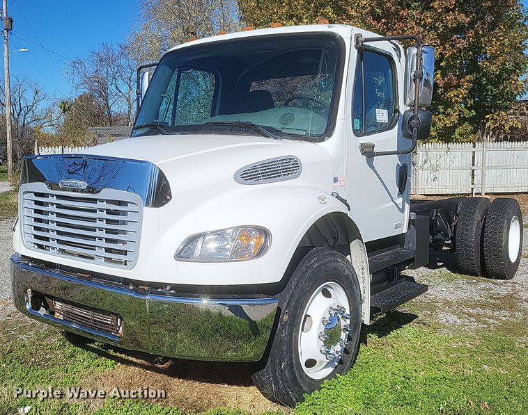 2004 Freightliner Business Class M2 truck cab and chassis - DQ3763