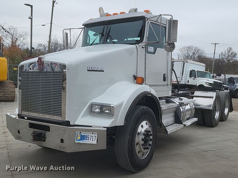 2016 Kenworth  T800 semi truck - DQ3818