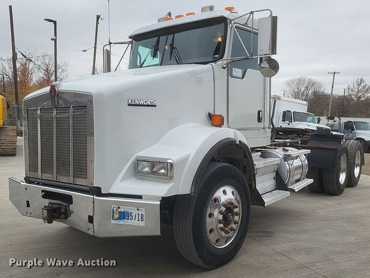 2016 Kenworth  T800 semi truck - DQ3830