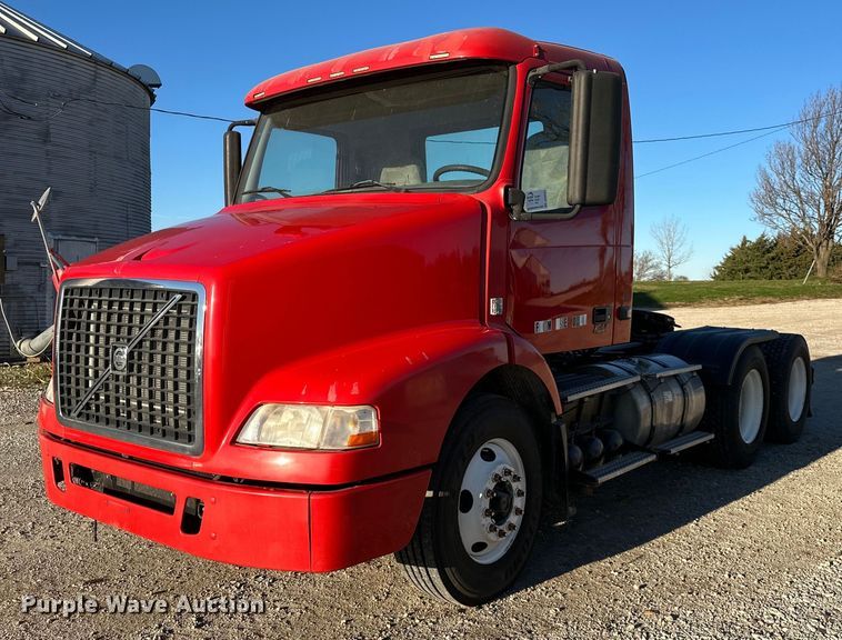 2010 Volvo VNM semi truck - DS3234