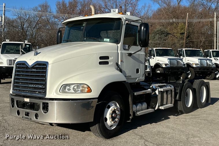 2014 Mack CXU semi truck - DS3346