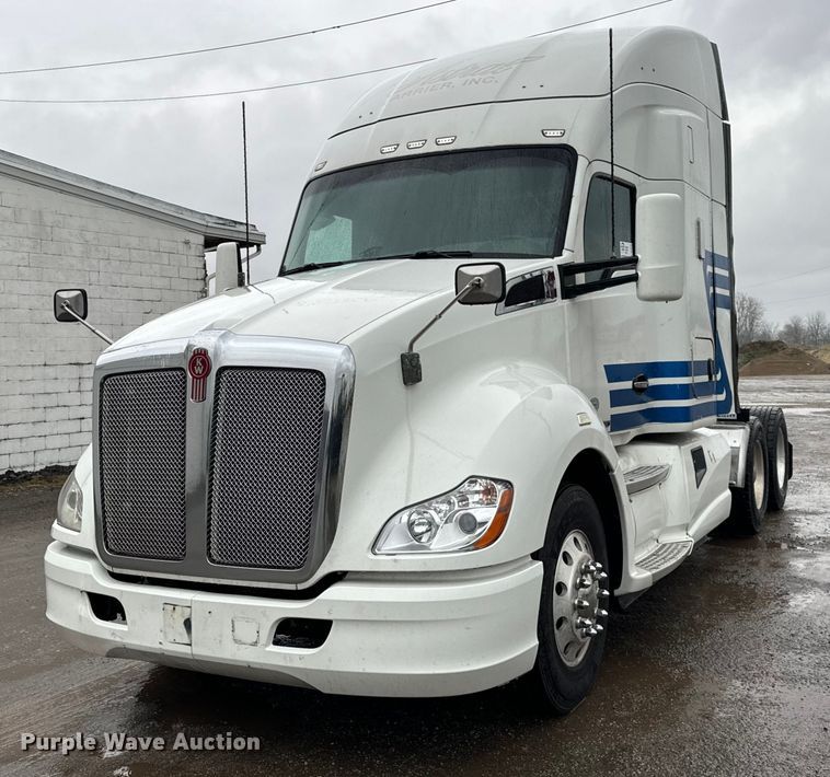 2016 Kenworth  T680 semi truck - DT2238