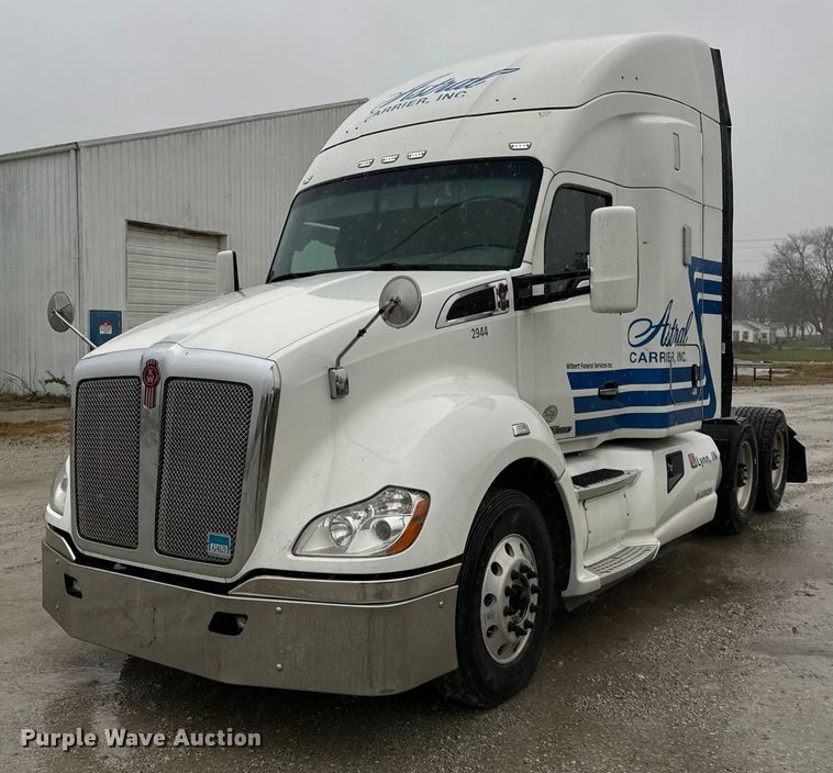 2016 Kenworth  T680 semi truck - DT2239