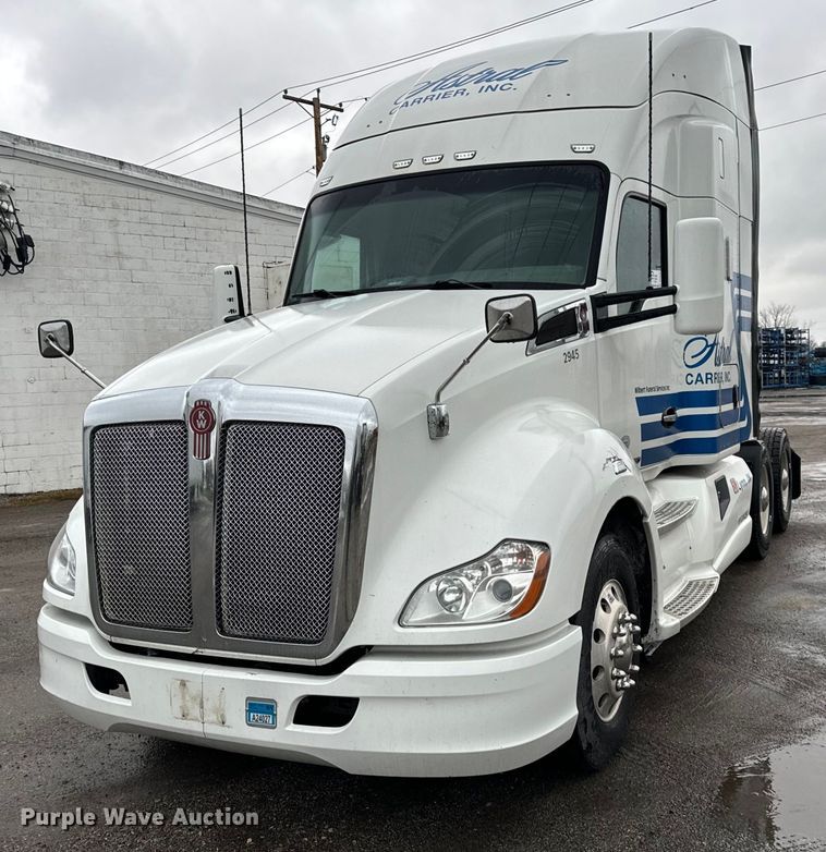 2016 Kenworth  T680 semi truck - DT2240