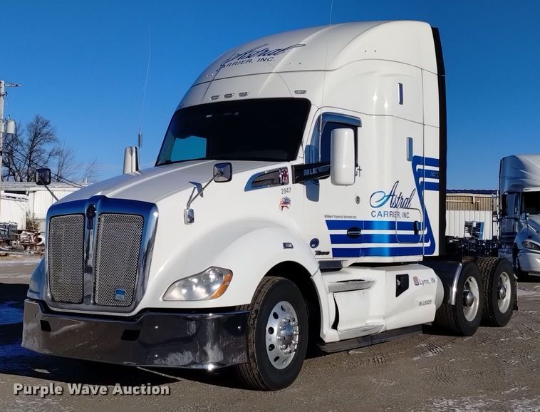 2016 Kenworth T680 semi truck - DT2241