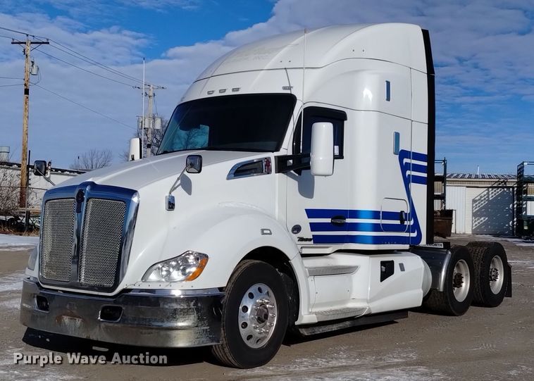 2016 Kenworth T680 semi truck - DT2244