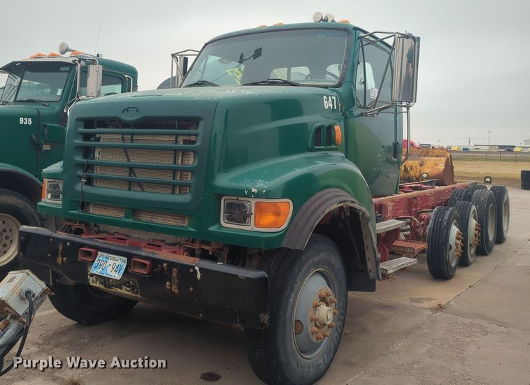 2005 Sterling truck cab and chassis - DT6563