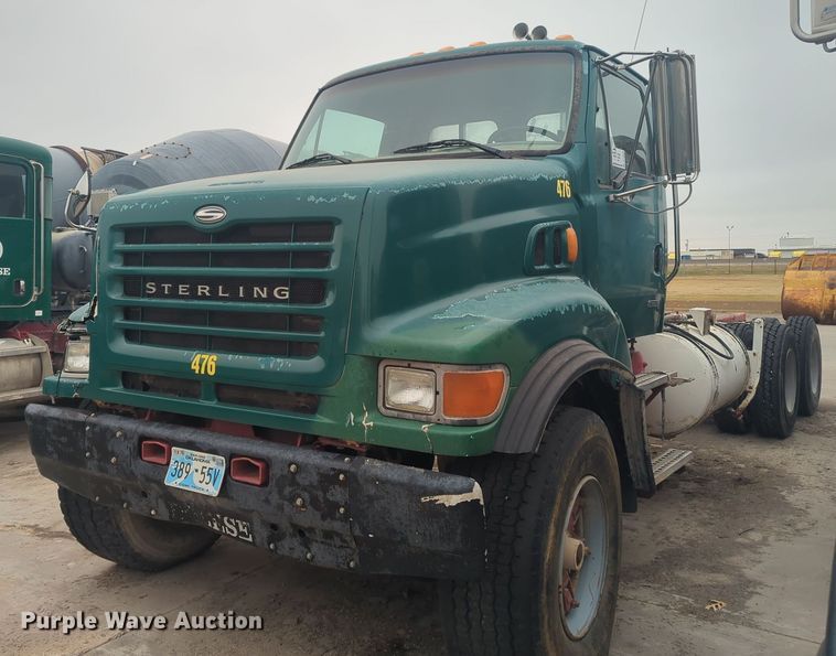 2002 Sterling truck cab and chassis - DT6593