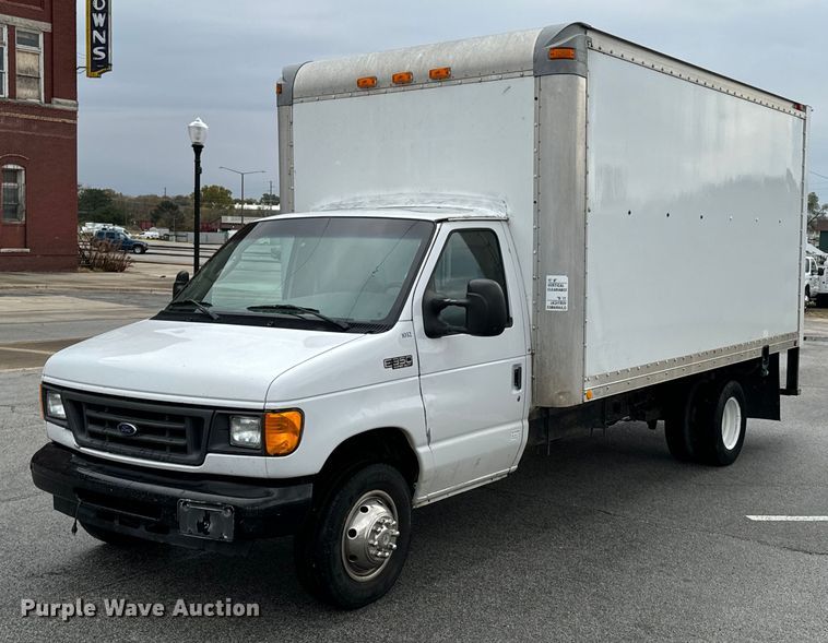 2004 Ford E350 Super Duty box truck - DU9649