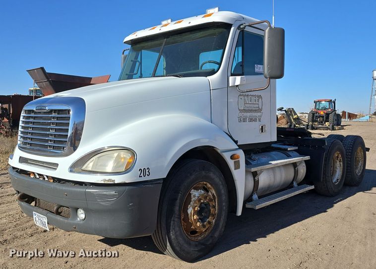 2006 Freightliner Columbia semi truck - DV0092