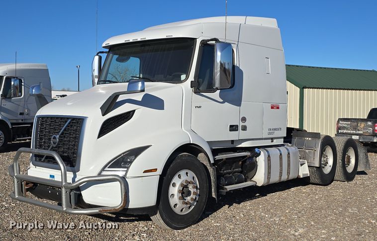 2019 Volvo VNR semi truck - DV0129