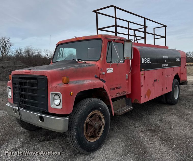 1985 International 1754 fuel truck - DX3864