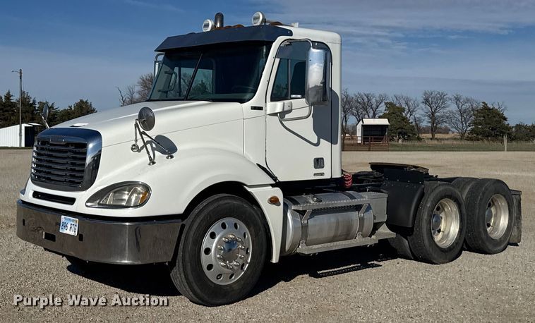 2009 Freightliner Columbia semi truck - DX3868