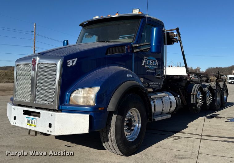 2015 Kenworth T880 roll-off container truck - EG7054