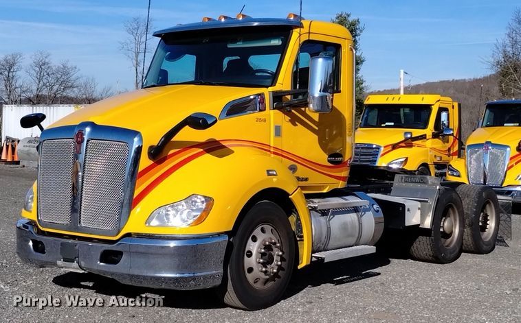 2021 Kenworth  T680 semi truck - EH0029