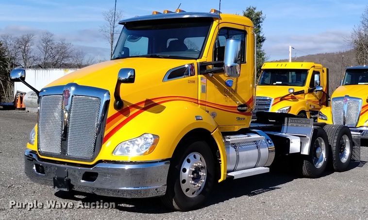 2022 Kenworth  T680 semi truck - EH0033