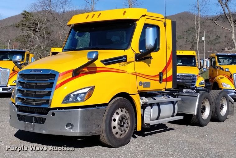 2022 Freightliner  Cascadia 126 semi truck - EH0036