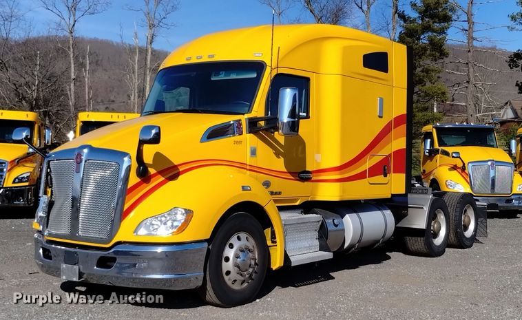 2021 Kenworth  T680 semi truck - EH0039