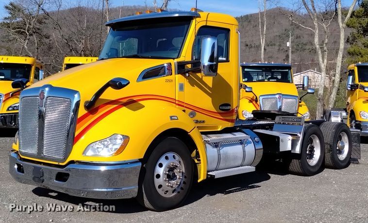 2022 Kenworth  T680 semi truck - EH0040