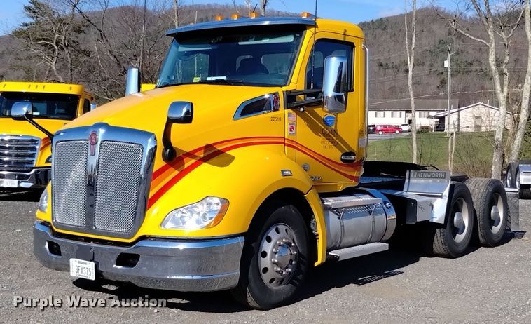 2022 Kenworth  T680 semi truck - EH0044