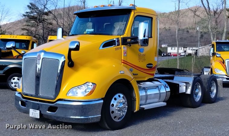 2022 Kenworth  T680 semi truck - EH0045
