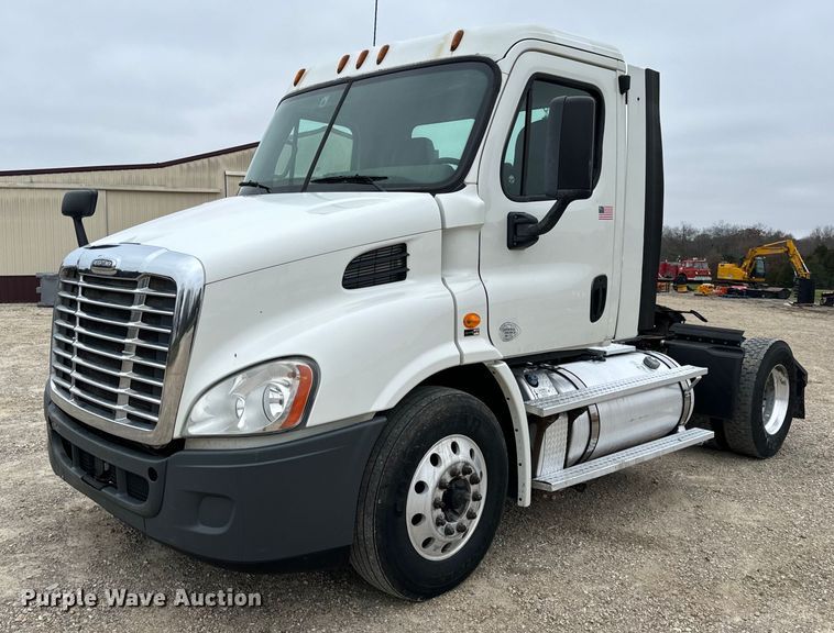 2013 Freightliner Cascadia 113 semi truck - EH7339