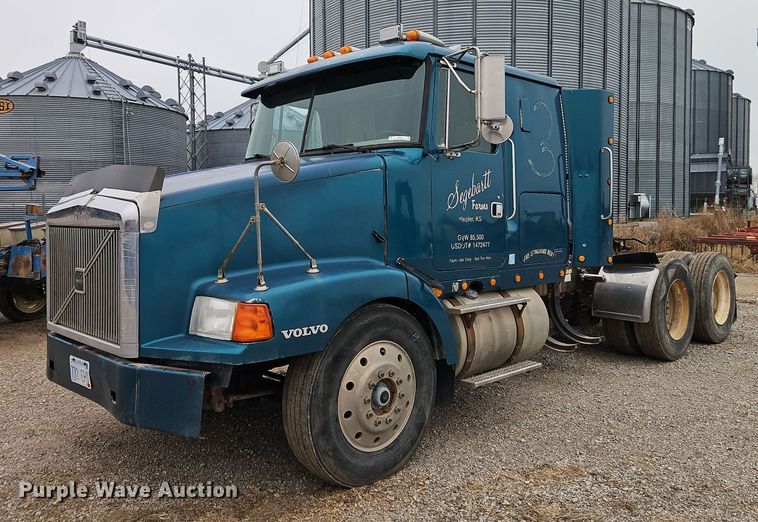 1996 Volvo WIA64T semi truck - EI8692