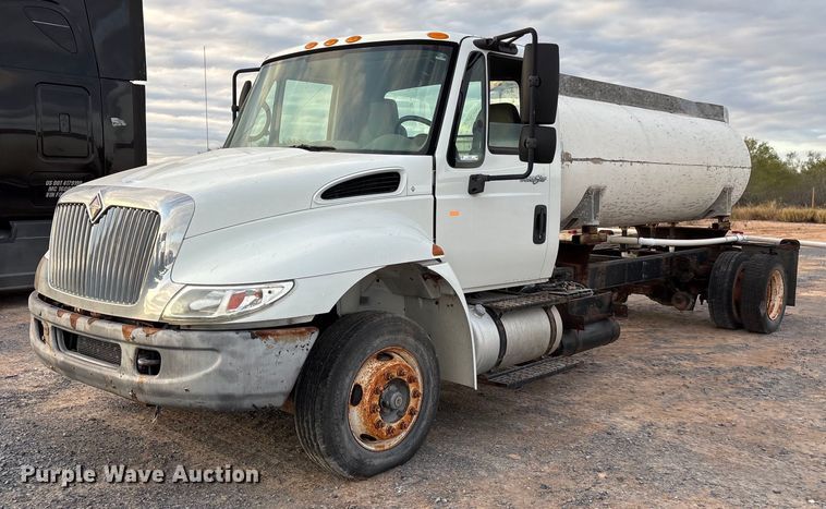 2011 International 4300 tank truck - EJ3227