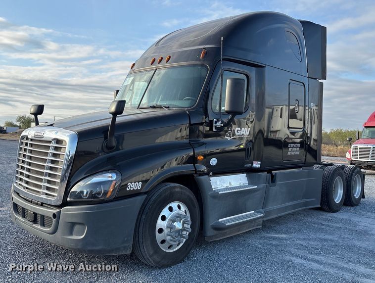 2015 Freightliner Cascadia Evolution semi truck - EJ3231