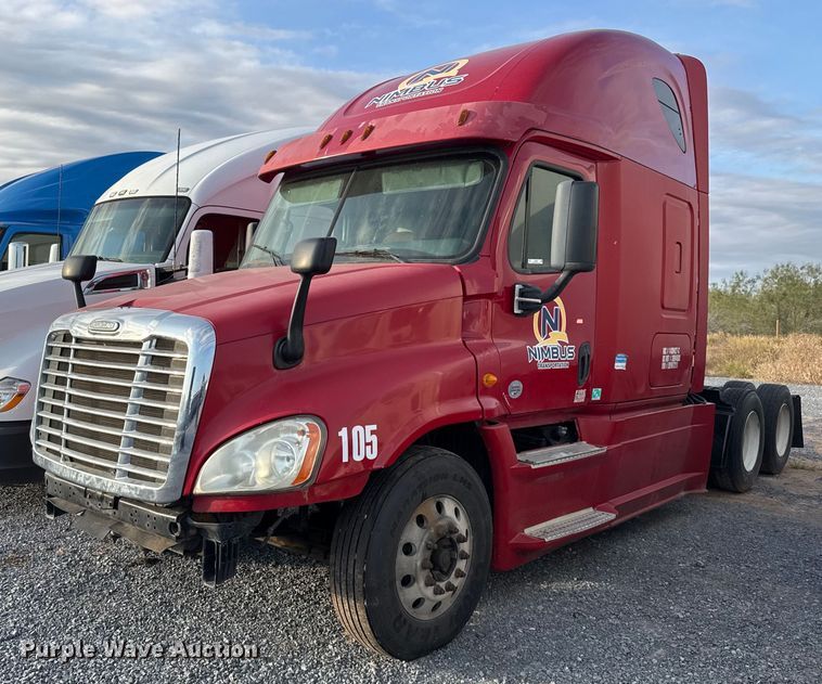 2014 Freightliner Cascadia semi truck - EJ3233
