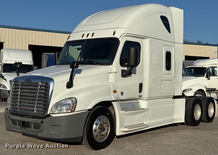 2017 Freightliner Cascadia semi truck - EJ3272