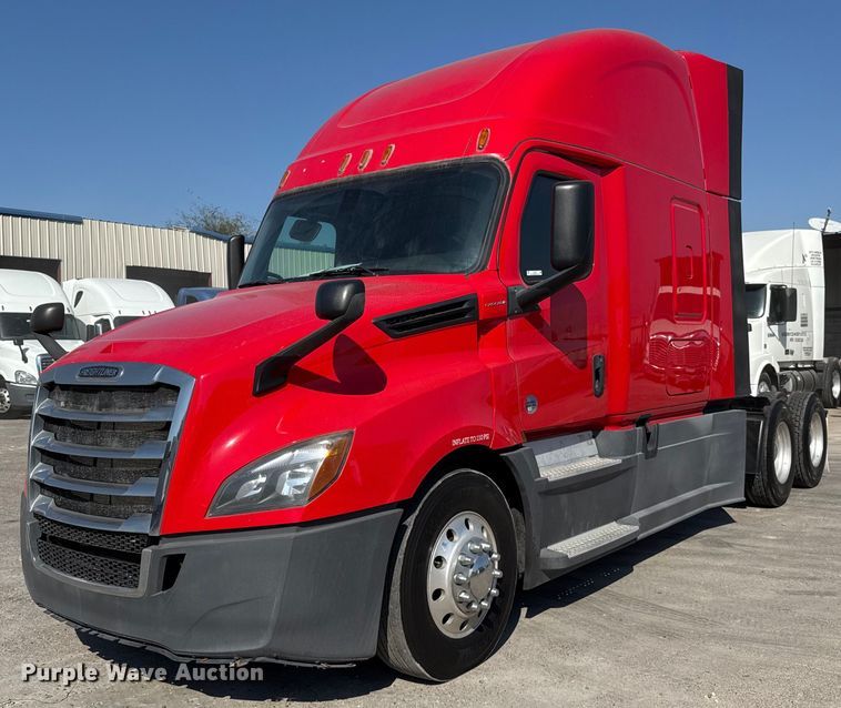 2018 Freightliner Cascadia semi truck - EJ3279
